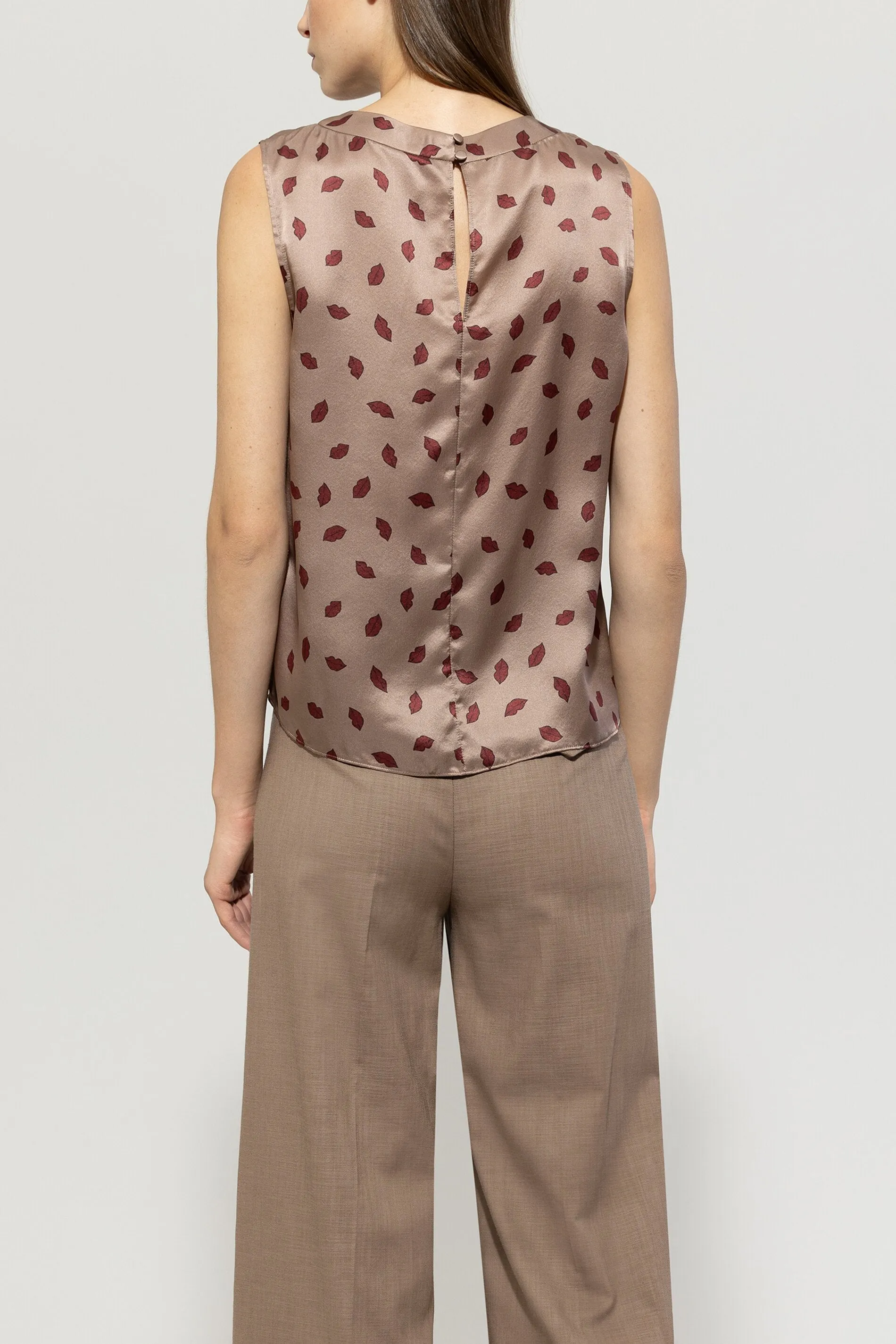 Timeless Chic Silk Lips Print Sleeveless Blouse <span>218516<span>